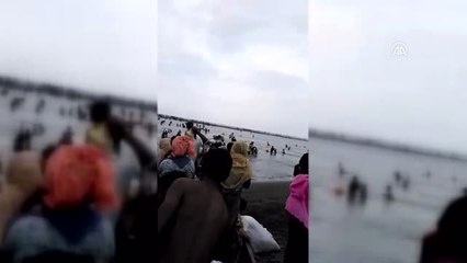 Arakanlı Müslümanlar Nehiri Geçerek Kaçmaya Çalışıyorlar