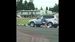 Car jacking qui tourne mal : le voleur reste attaché à la portière de la voiture en marche !