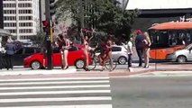 Un conducteur arrache son pare-choc, distrait par des jeunes filles en bikini