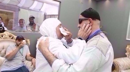 بعد فراق 15 عاما..  " الحج " يجمع فلسطينية بشقيقها