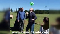 İçişleri Bakanı Süleyman Soylu Trabzon’da kafasında top sektirerek stres attı