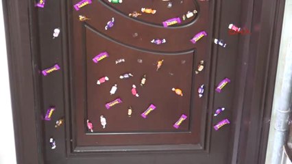 Karabük Çocuklar İçin Evinin Kapısını Şekerliğe Çevirdi