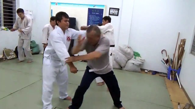 Self Defense - Street Defense Knife Attack