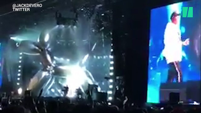 En festival, Jay-Z demande à la foule de chanter pour l'anniversaire de Beyoncé