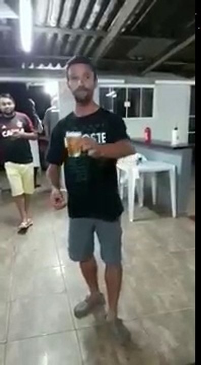 un backflip avec un verre de bière à la main
