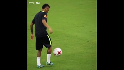 Neymar dhe Coutinho tallen me maskoten e Brazilit (360video)