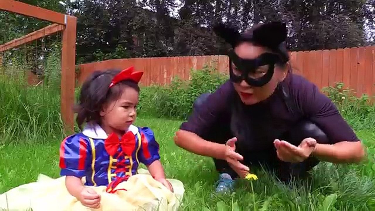 Snow White & bad Baby Snow White Colour Fingerpaint on Couch? w/ Frozen Elsa, Princess Rap