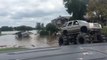 Cheias no Texas levam monster trucks a ajudar vítimas das inundações