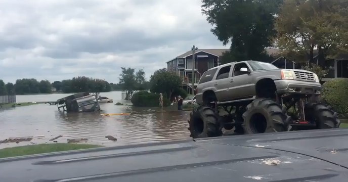 Cheias no Texas levam monster trucks a ajudar vítimas das inundações