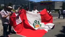 Hinchas peruanos en los exteriores del estadio Atahualpa