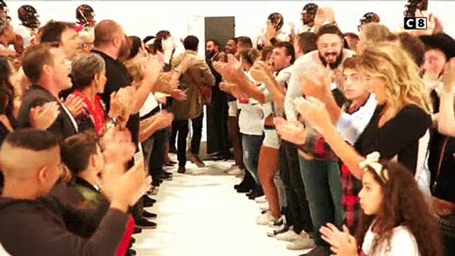 Cyril Hanouna ouvre sa première émission avec une chanson d'amitié, de solidarité.... et les couleurs du drapeau gay !