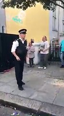 Lors du Carnaval de Notting Hill, ce policier a fait le show !
