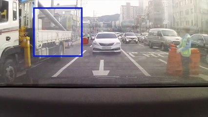 [영상] 신호등에 매달린 설치기사, 차 앞으로 날아가 '쾅' / YTN (Yes! Top News)