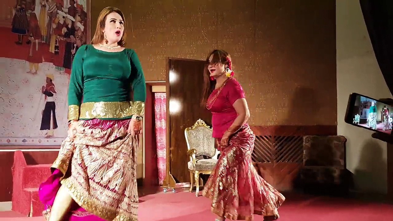 Laila & GuLNaz . Teray Jay Gabro we HD stage mujra 2017