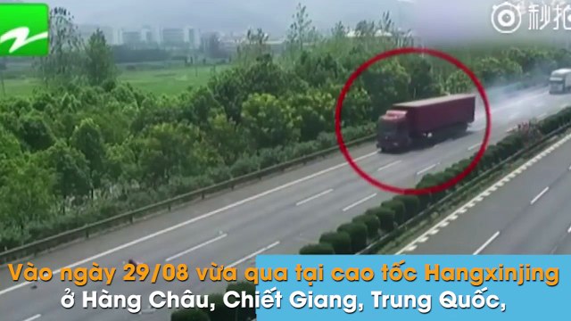 Bé gái văng khỏi ô tô bị tai nạn, xe container phanh cháy lốp để tránh người