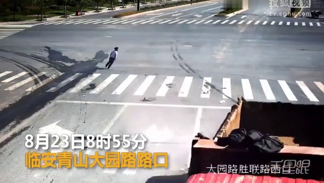 Motorista evita ser atropellado por camión con gran habilidad