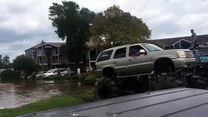 Camión militar es remolcado por Bigfoot en las inundaciones provocadas por Harvey