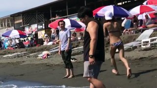 海で知らない水着美女のブラのホックを外して逃走したwww