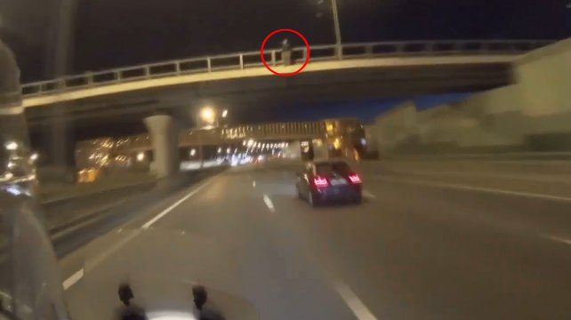 Un motard aperçoit un homme qui tente de sauter d'un pont sur l'autoroute.