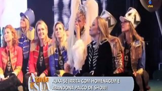 Xuxa abandona palco durante homenagem ao ver cena com o pai no telão