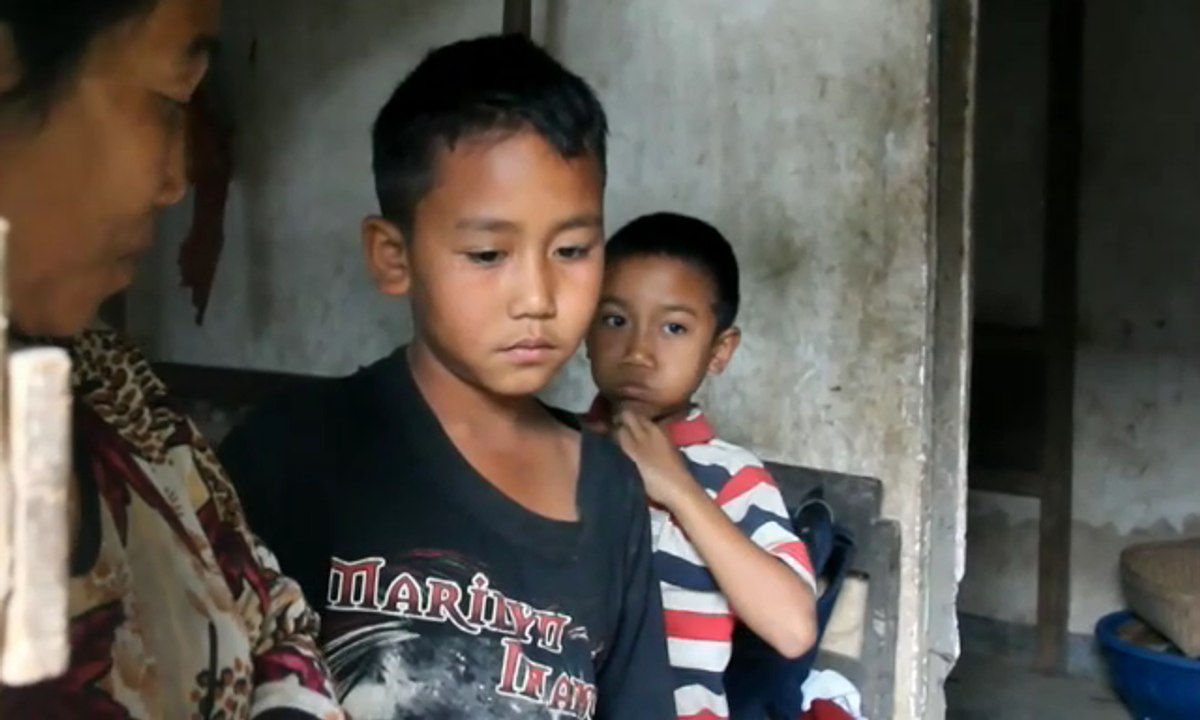 Tak Mampu Beli, Seorang Siswa Pinjam Sepatu