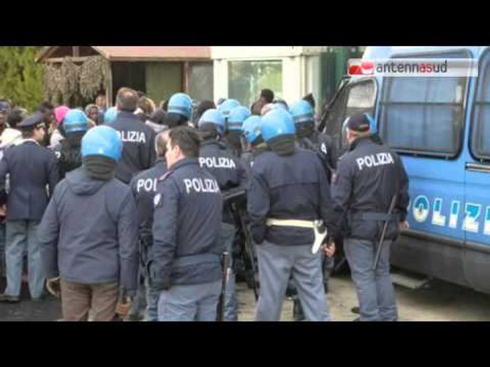 TG 03.03.15 In rivolta i migranti del Cara di Borgo Mezzanone, sassaiola con la polizia