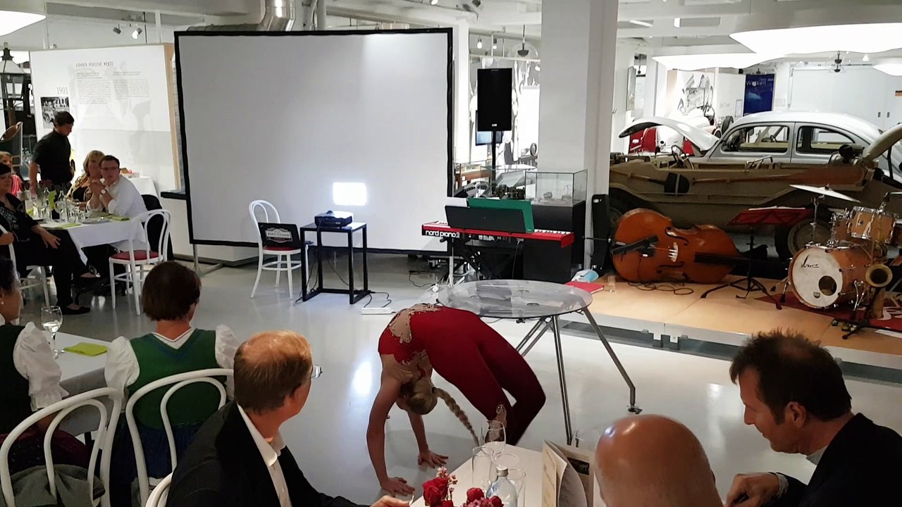 Claudia Baricz, Contortion for eventbuehne.at ('you don't own me')