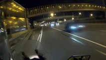 Ce motard courageux prend d'enorme risques pour empecher un homme de sauter d'un pont