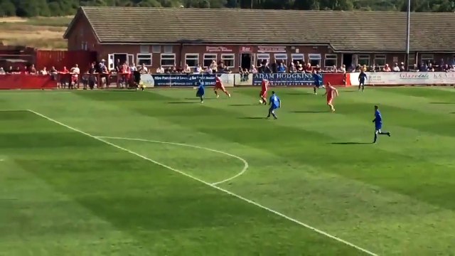 Un gardien anglais perd le ballon de ses mains et encaisse un but gag !