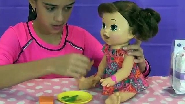 живые и Детка ребенок брюнетка доч кукла съедает Это Это в играть пластилин корма закуска закуски Супер большой
