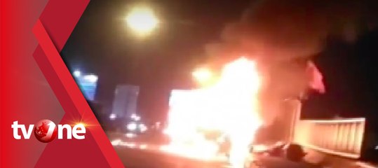 Mobil Kebakar di Depan Gerbang Tol bekasi
