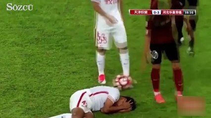 Çinli futbolcudan rakibine karate vuruşu