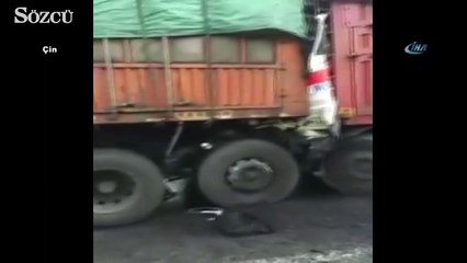 Kağıt gibi ezilen şoför mahallinde can verdi