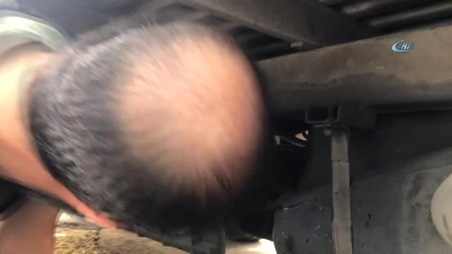 İtfaiye Ekipleri Kamyon Motoruna Sıkışan Kediyi Kurtarmak İçin Miyavlama Sesi Dinletti