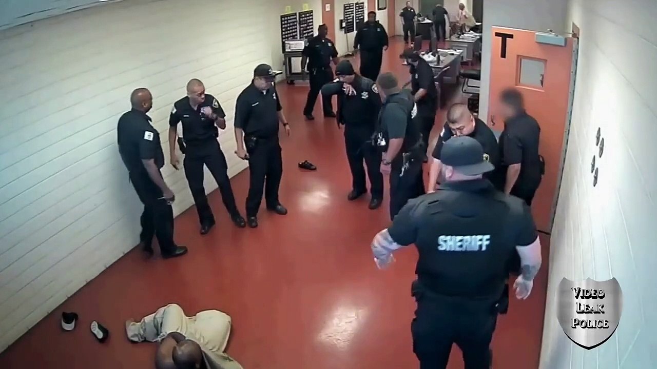 Un détenu face à 15 gardiens... C'est pas gagné