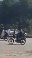 ویڈیو میں دیکھیں کراچی DHA  فیز2 میں دن دیہاڑے گاڑی والے کو لوٹ لیا گیا۔ ویڈیو: محمد حمزہ۔ کراچی