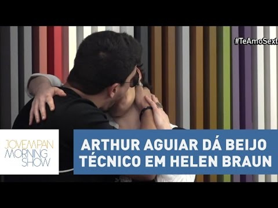 Arthur Aguiar dá beijo técnico em Helen Braun  | Morning Show