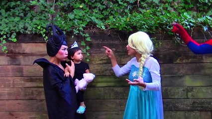 ピンクスパイダーガールは手を失います！ 冷凍エルザ、スパイダーマン、ジョーカー、雪の白、赤ちゃん、医師