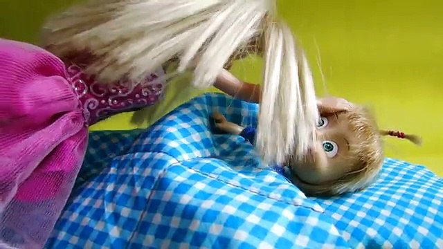 ДЛЯ ФУРШЕТА мама барби маша и медведь маша заболела доктор делает укол мультфильм детей