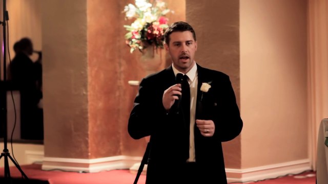 Son père décède avant le mariage, alors une voix dans l’église lui demande de se retourner