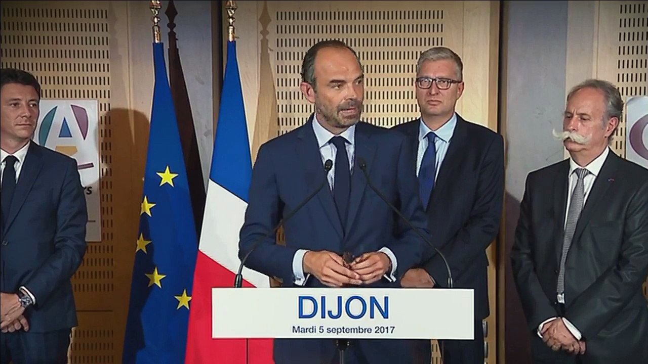 Travailleurs indépendants : Edouard Philippe annonce la fin du RSI dès 2018