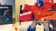 Transformers Stop Motion Bumblebee beats Optimus Prime