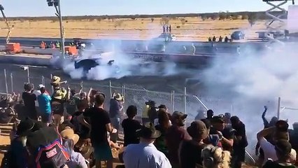 Australie: Une voiture de course prend feu et blesse onze personnes