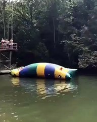 Kızı havaya fırladı ve suya çakıldı - acemikamera