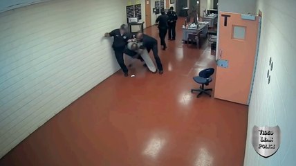 Un détenu contre 15 gardiens de prison.