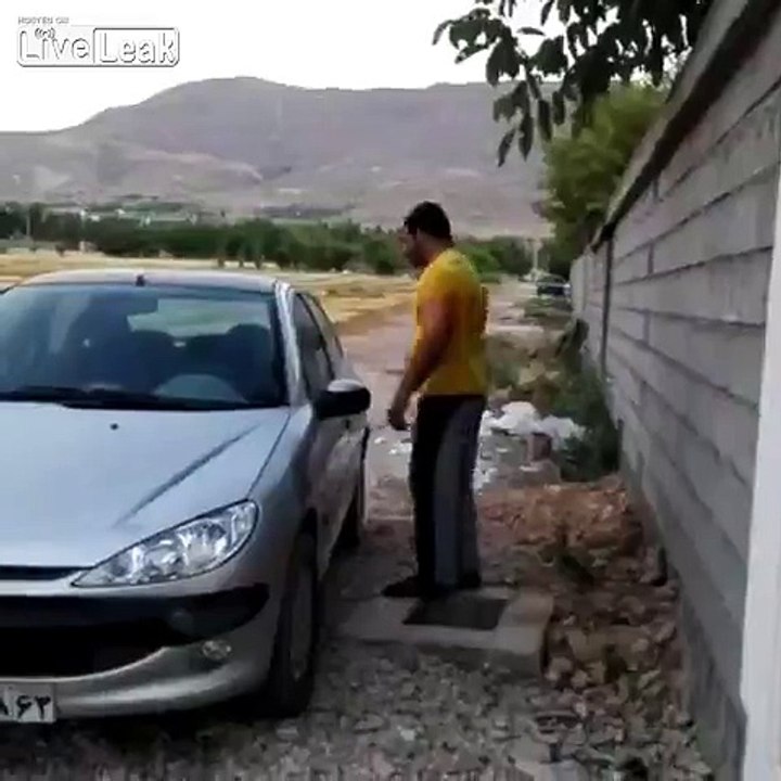 Une technique un peu violente mais super efficace pour ouvrir une voiture sans clé