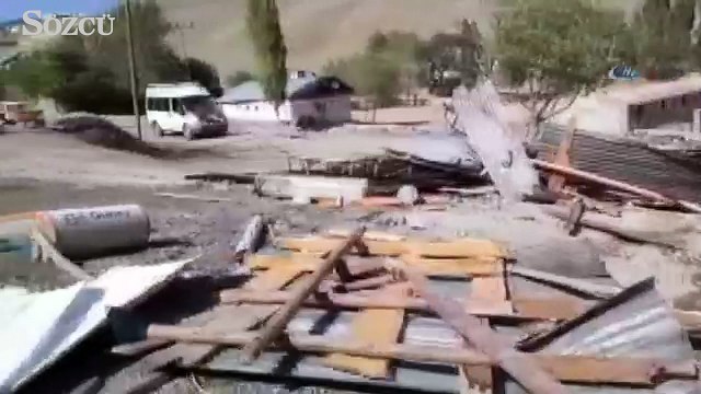 Şiddetli rüzgar çatıları uçurdu