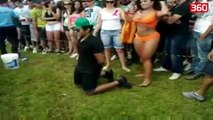 Nje grua po i bente kercim erotik, shikoni reagimin e te dashures se tij (360video)