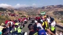Tour d'Espagne : Un policier pousse un spectateur vers une moto !