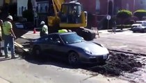 Un moment embarrassant pour cet automobiliste qui a coincé  sa Porsche dans le ciment !